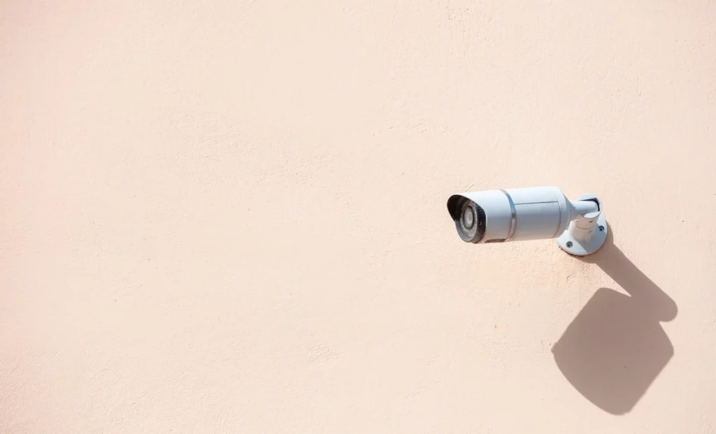 camera bullet parede bege
