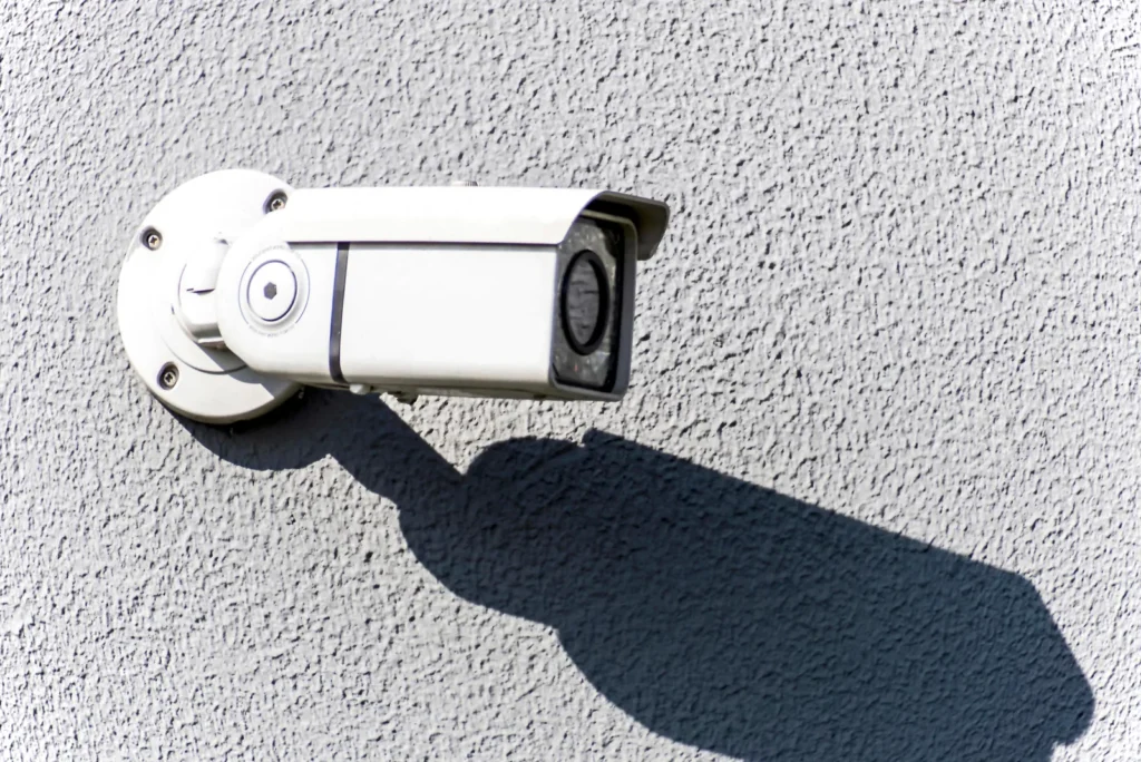 camera bullet parede cinza