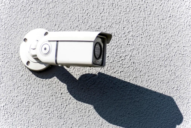 camera bullet parede cinza