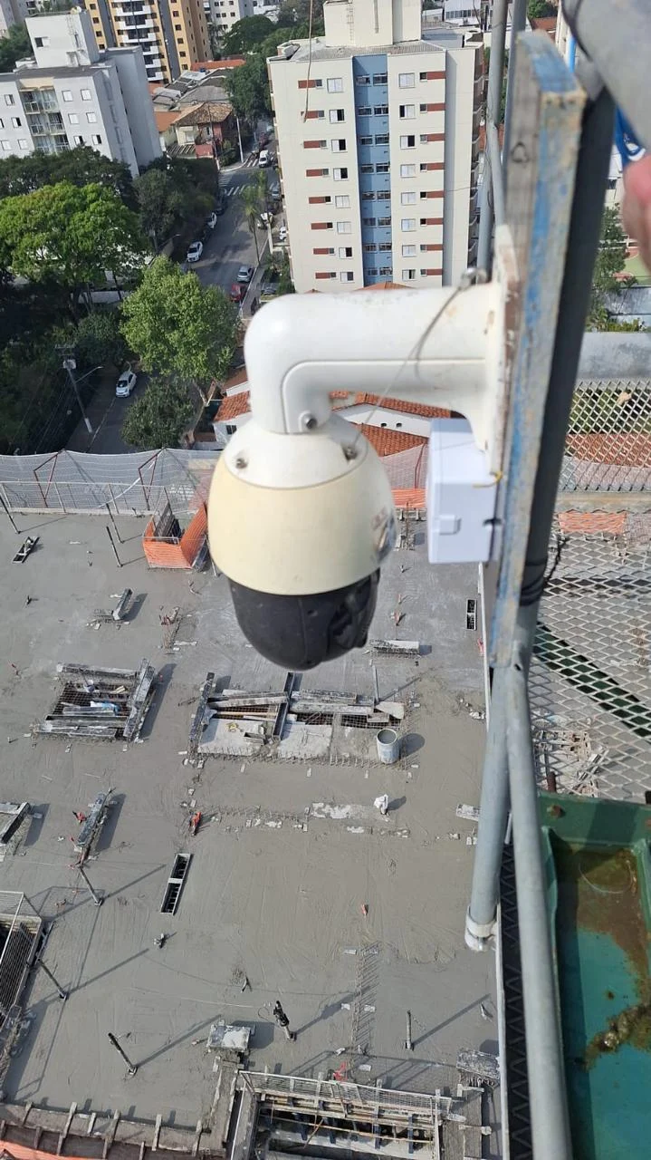 Câmera speed dome instalada no alto de prédio em construção