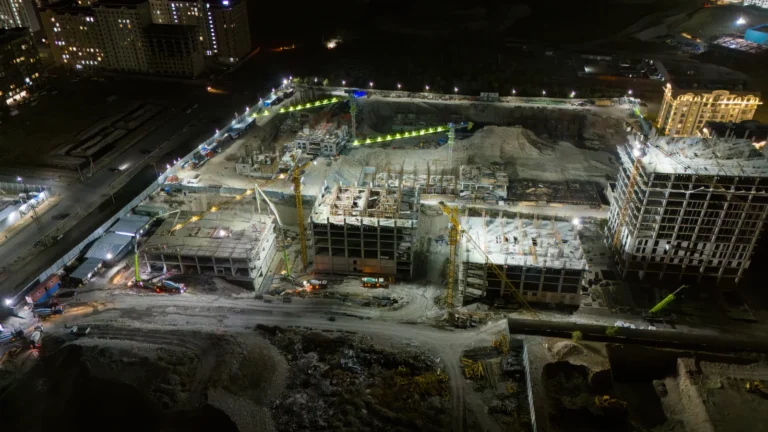 Obra iluminada à noite vista do alto