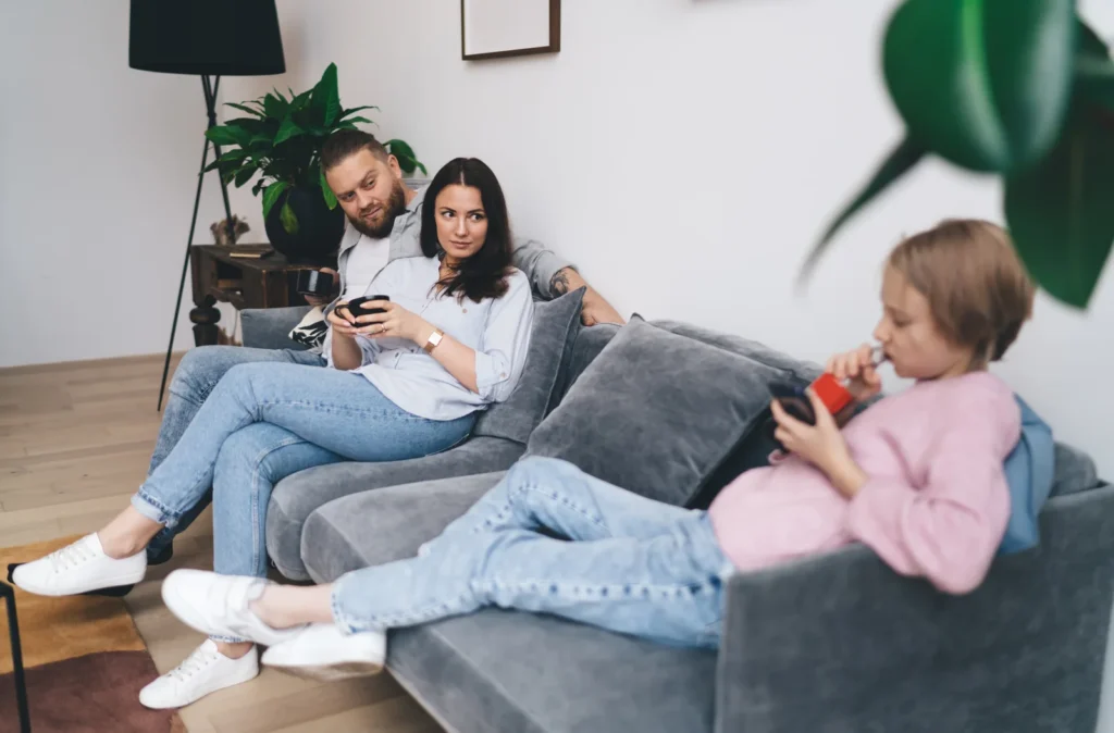 Família tranquila em casa com o celular