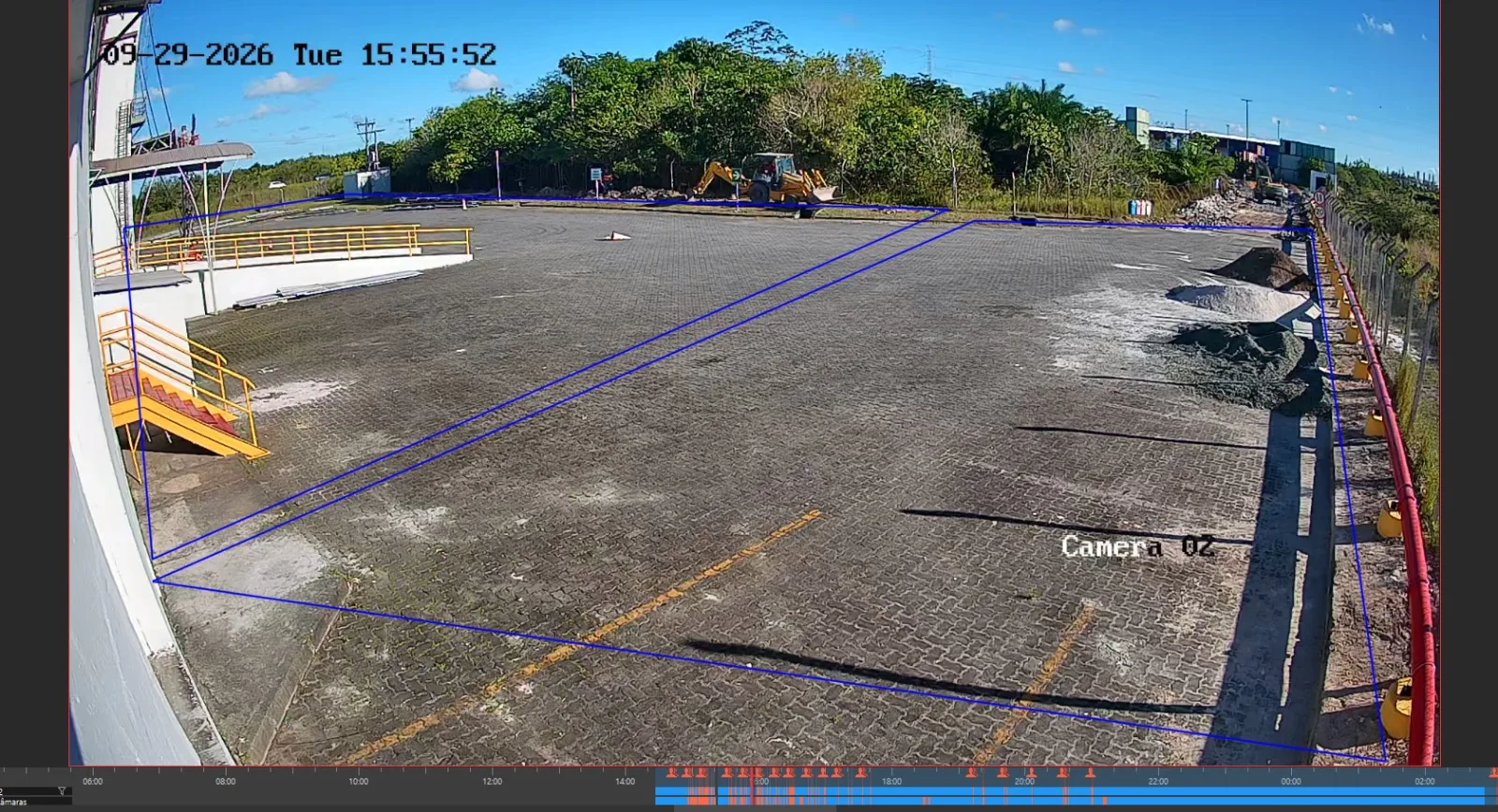 Imagem de câmera com cerca virtual configurada sobre o pátio de um centro logístico