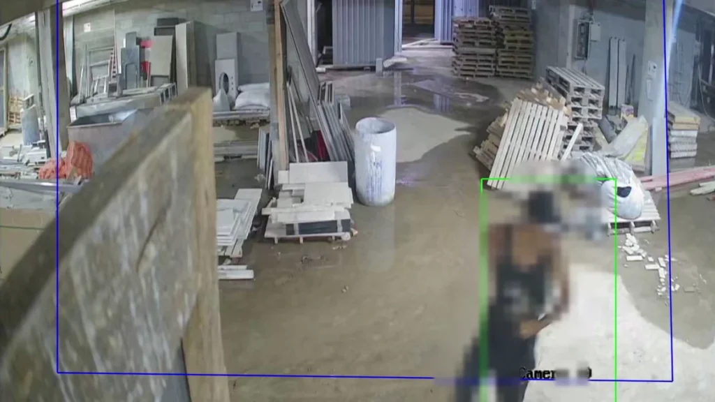Invasão em obra detectada pela inteligência artificial: invasor marcado pela câmera de monitoramento