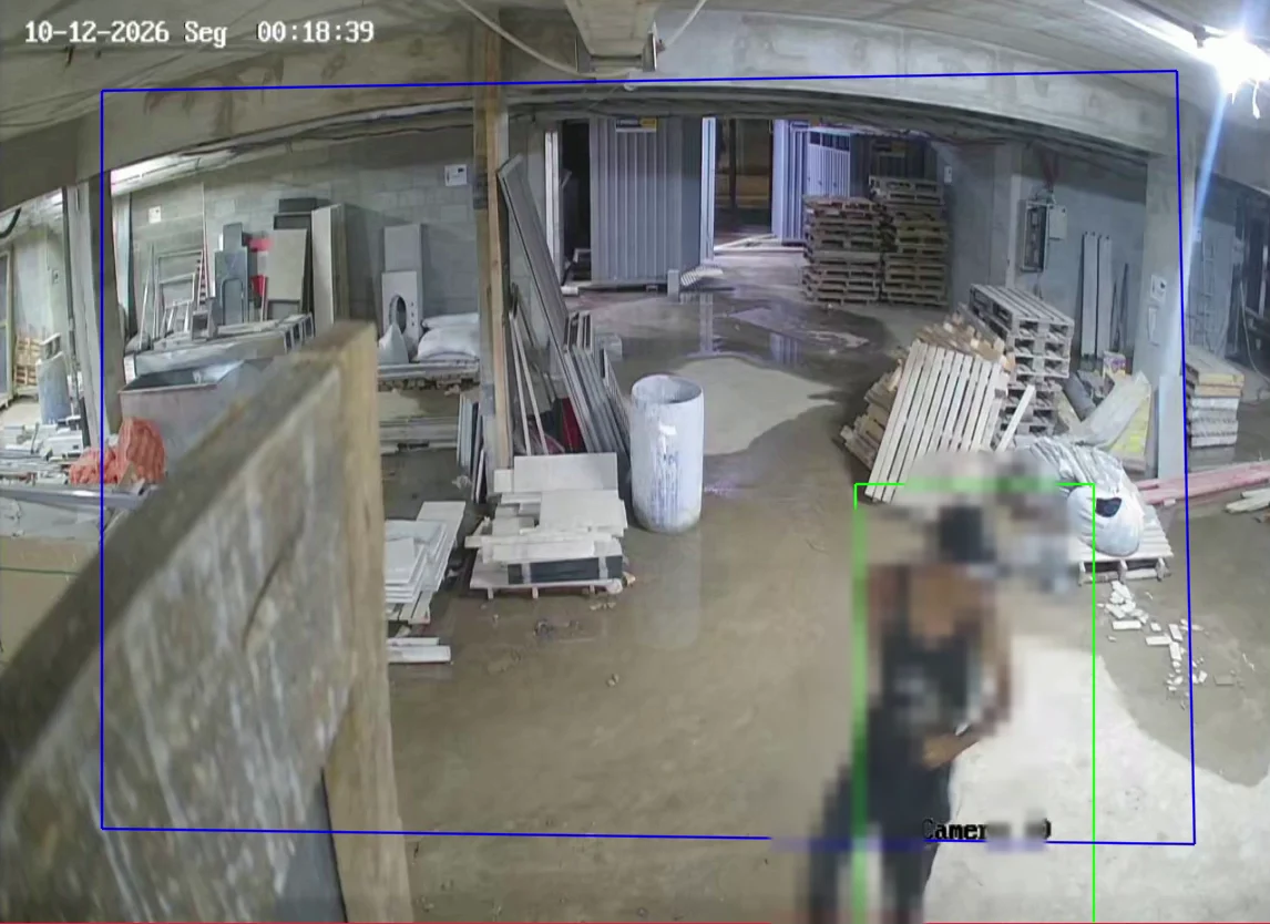 Câmera de obra com inteligência artificial detecta invasor de madrugada e marca a pessoa com um retângulo verde