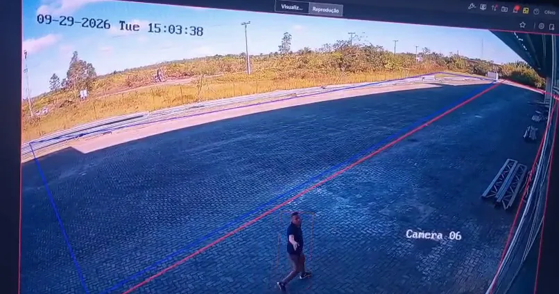 Teste de cerca virtual: técnico entra na área protegida e a linha da cerca fica vermelha, gerando o alerta